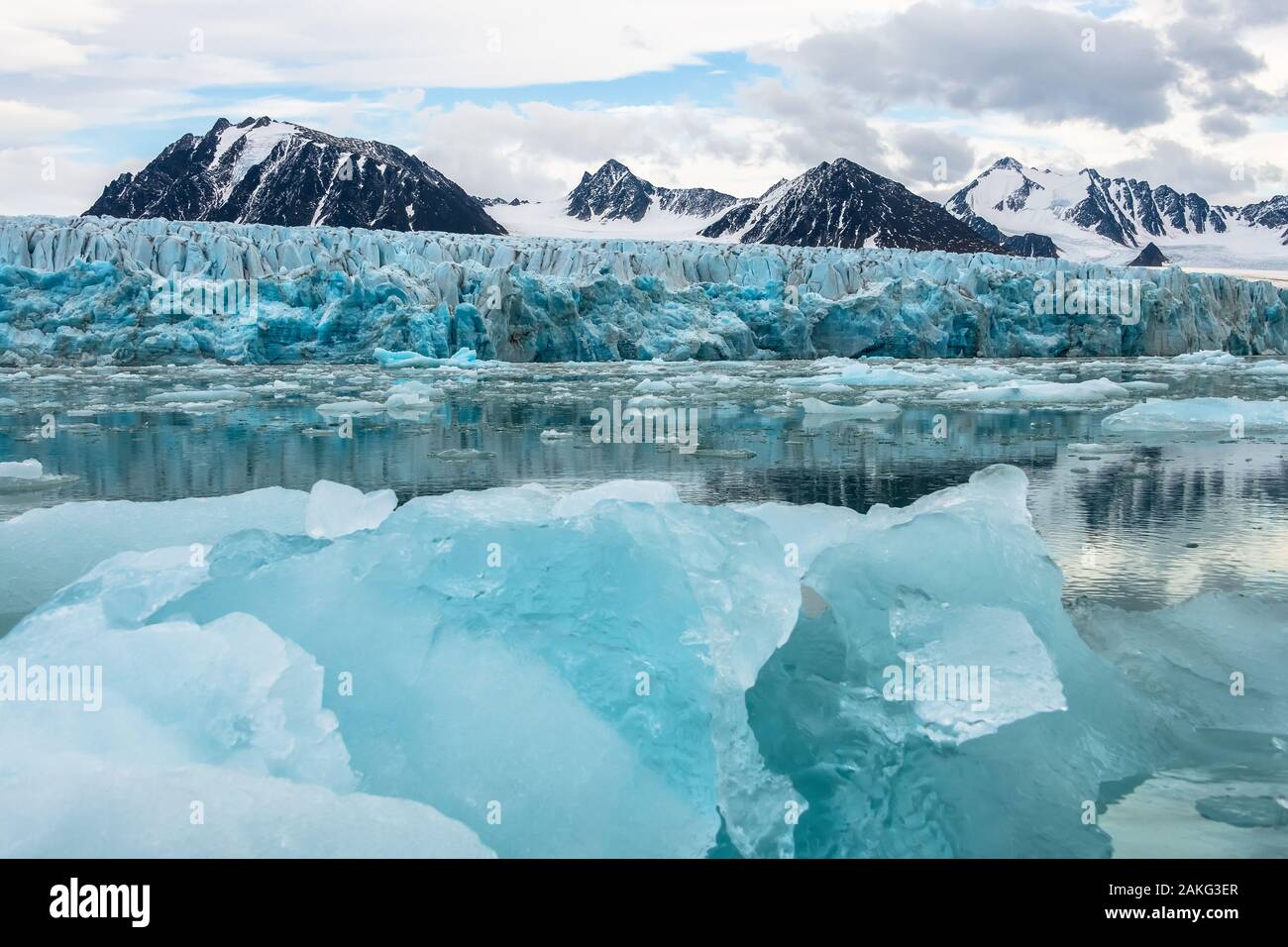 Ghiacciaio blu nella parte anteriore del Rocky Mountain - paesaggio tremendo nell'artico Foto Stock