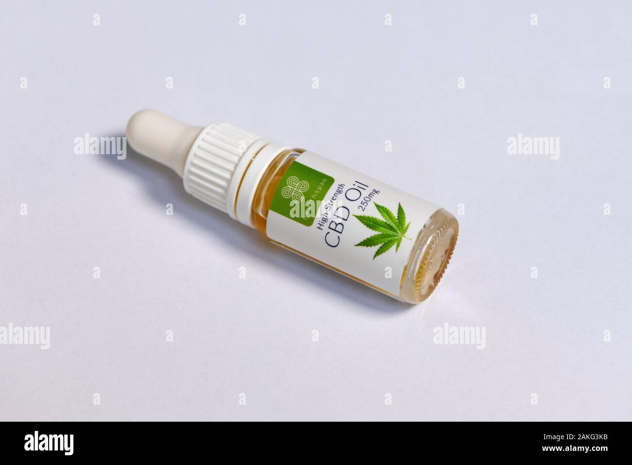 Una bottiglia di marca Healthspan olio CBD, legale olio di cannabis usata come un supplemento di salute in forma di contagocce Foto Stock