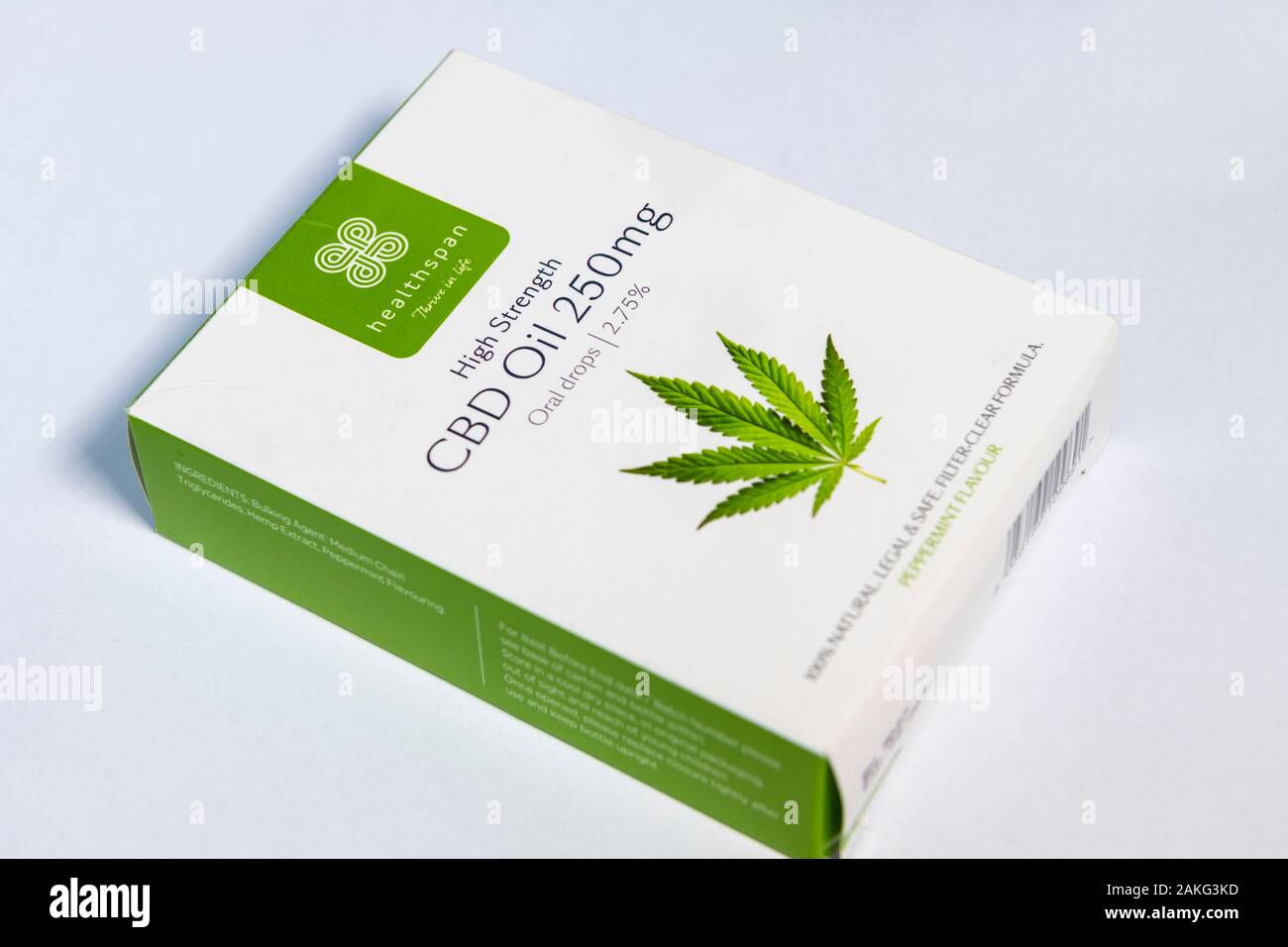 Una scatola di marca Healthspan olio CBD, legale olio di cannabis usata come un supplemento di salute Foto Stock