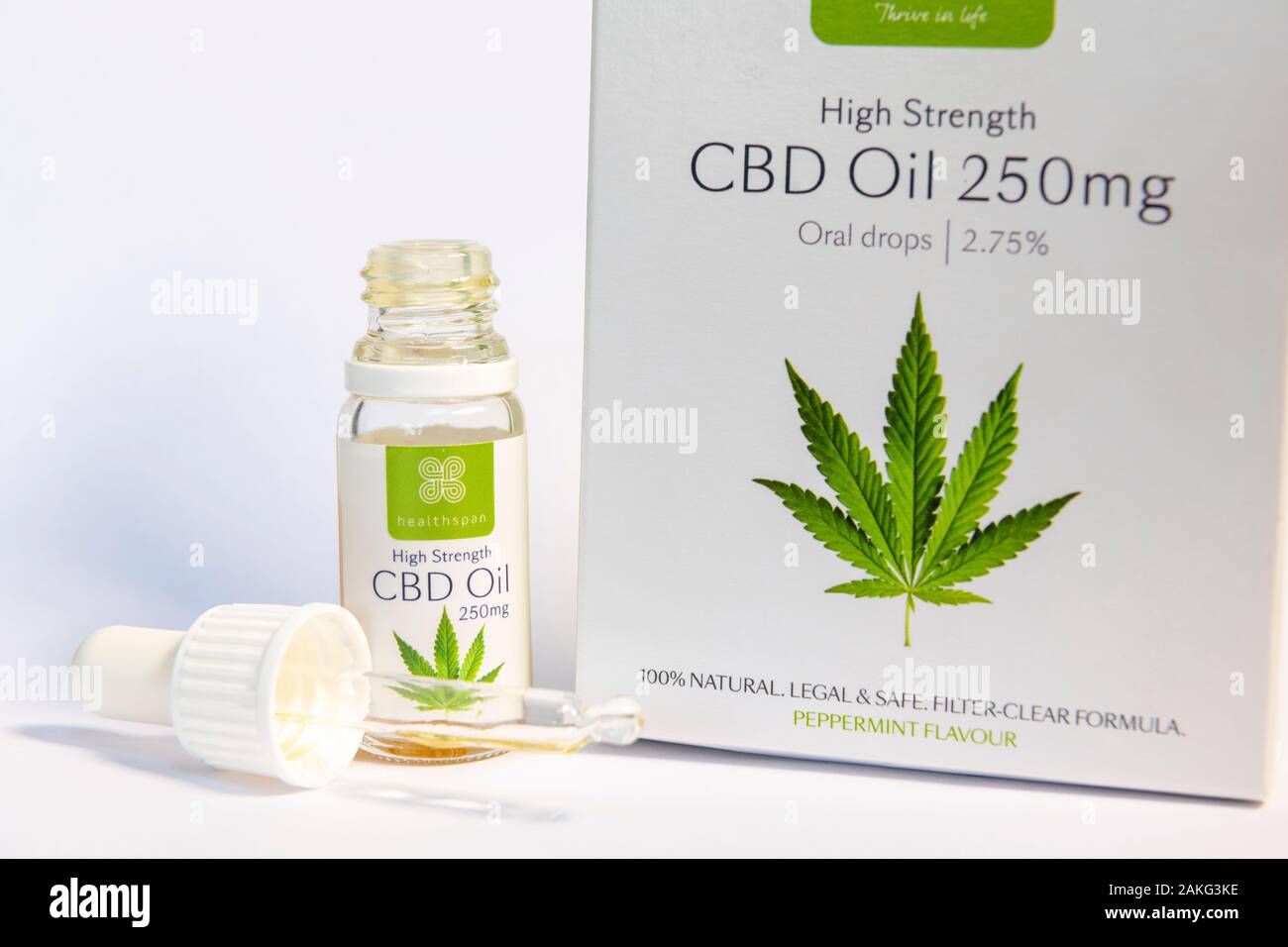 Una scatola di marca Healthspan olio CBD, legale olio di cannabis usata come un supplemento di salute con il contagocce. Foto Stock
