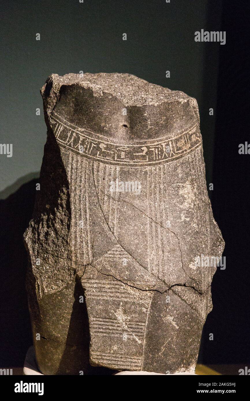 Visita di apertura della mostra 'Sérostris III, pharaon de légende', Lille, Francia. Statua del governatore Wakha III, granit. Trovato in Qau el Kebir. Foto Stock