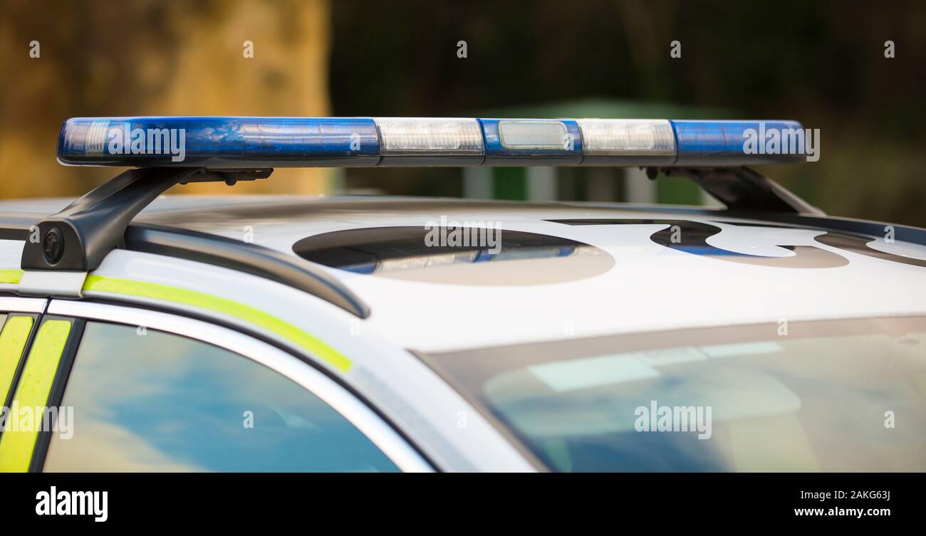 Primo piano di luci blu sulla barra luminosa del tetto della polizia isolata Mercia Ovest. Luci per veicoli della polizia britannica, luci di emergenza. Foto Stock