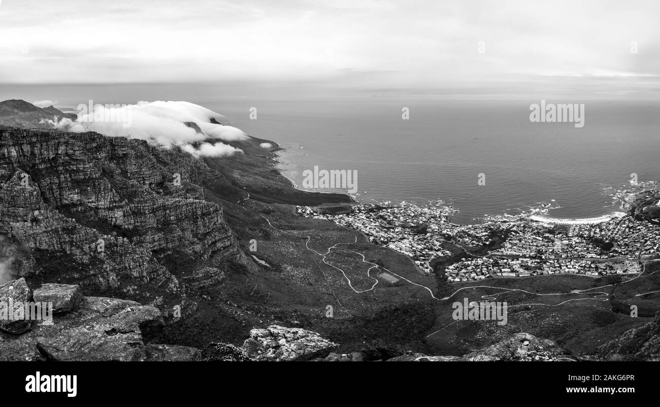 Nuvole laminazione su Table Mountain a Cape Town, Southafica. Questo fenomenon è chiamato tovaglia. Foto Stock