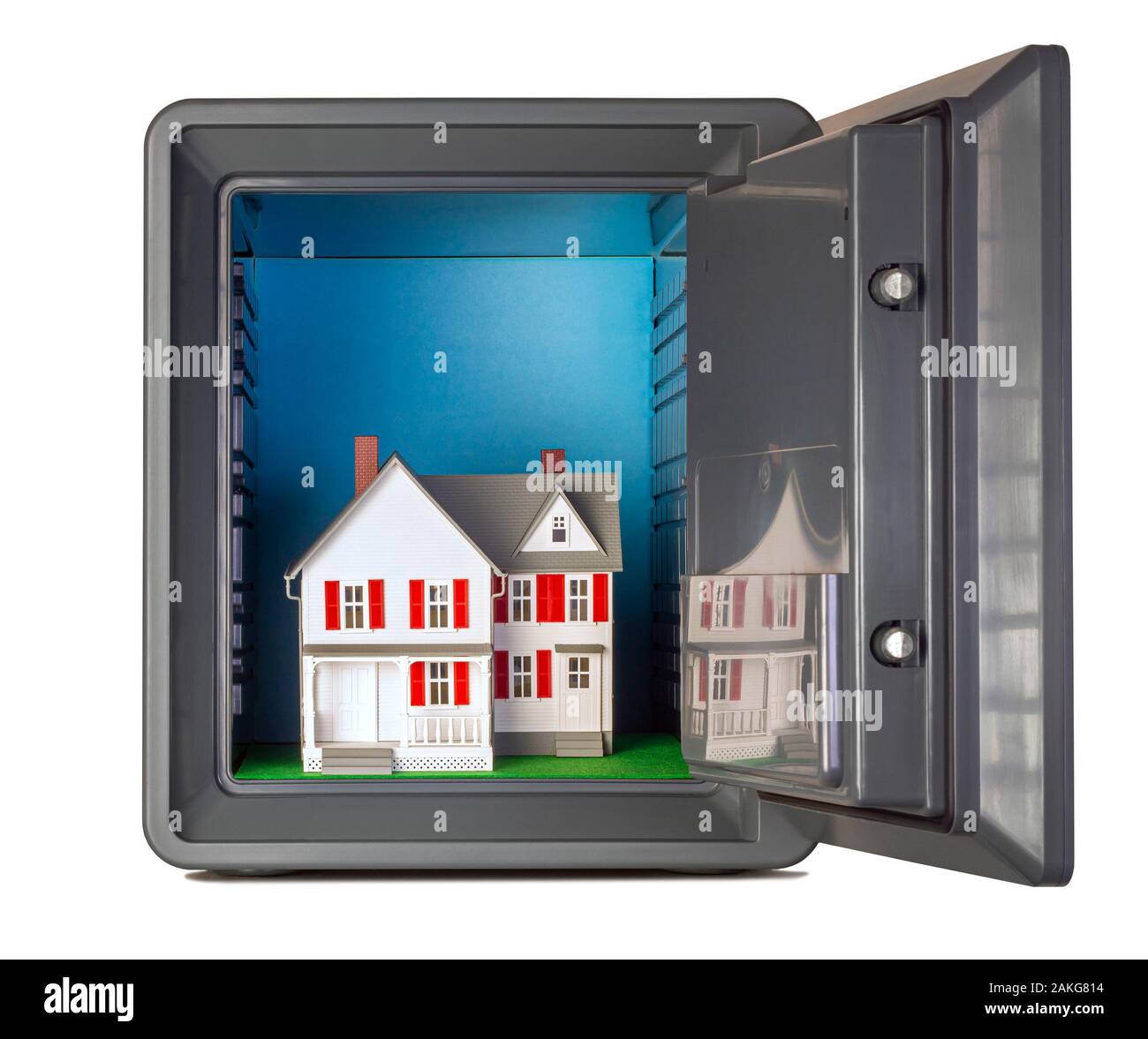 Modello di casa di scena con spazio per il testo all'interno di una cassetta di sicurezza per rappresentare la sicurezza in casa, sicurezza o di assicurazione Foto Stock