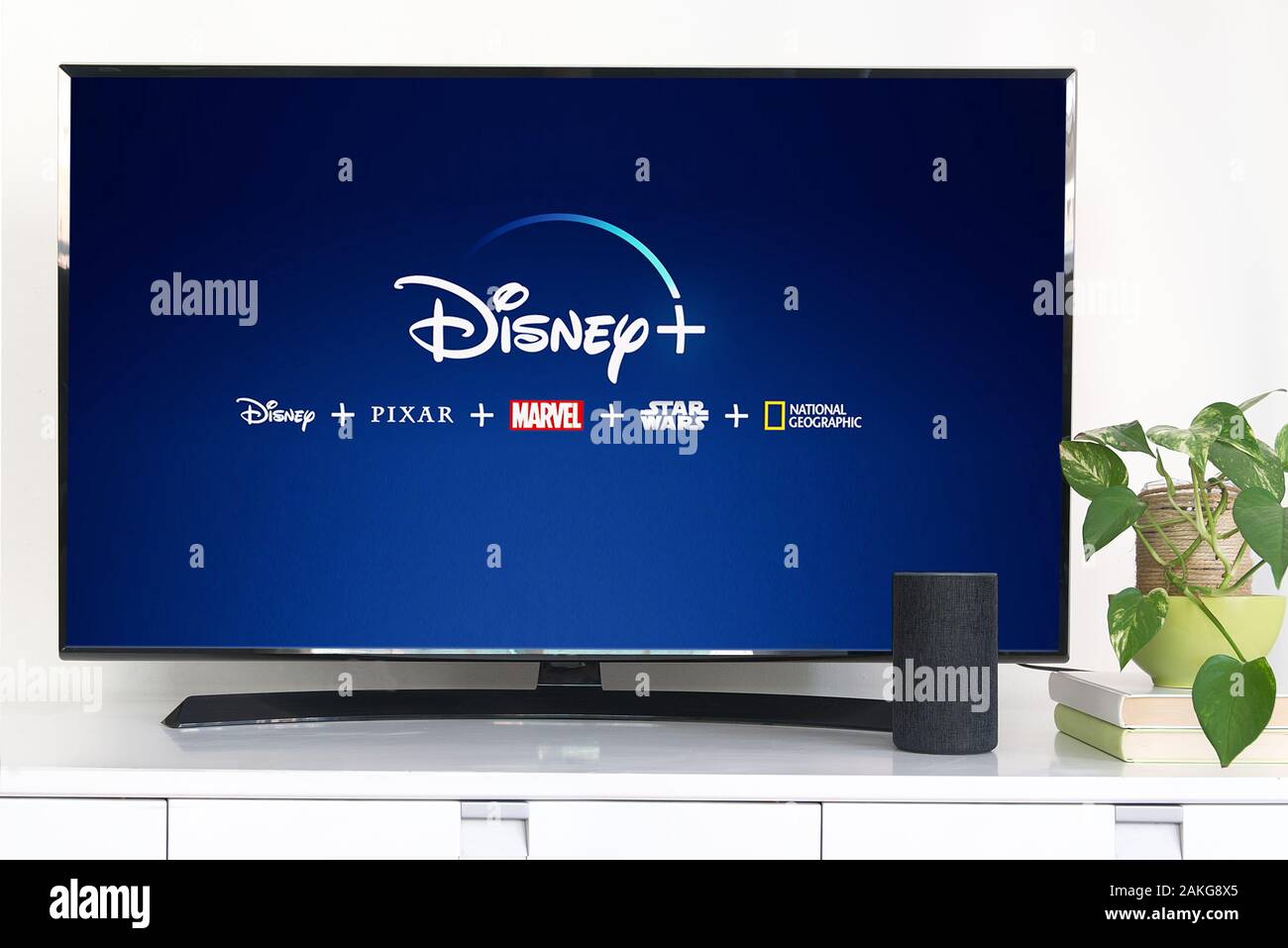 Barcellona, 8 gennaio: Smart TV con il servizio Disney Plus con il logo in esso, l'8 gennaio 2020 a Barcellona Foto Stock