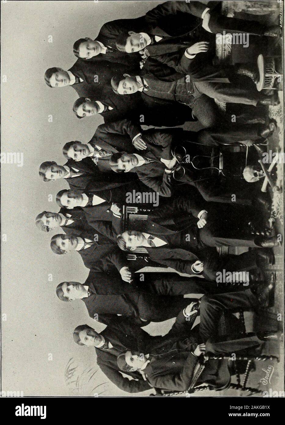 Syllabus . ., M.D. Nathan Smith Davis Jr, A.M., M.D., B K jFratres in IHniversitateCollege di arti Xiberal Burt Foster Howard Ellis Kirk Kerr Edwin Marshall San Giovanni Clarence Harrison Mowry Hugh riso Seniors Marshall Carey Culbertson Juniors Burgess Eldyn Holroyd Charles Henry Bartlett Sopbomorcs Ch.arles Fletcher Scott Jfrcsbmen Guy Henry Magee Carl Ray Latham, Ph.B., * Una 4 Xaw Scbool Robert Joseph Kerr, A.B., * A *, e N E N.ath. Miller Hutchison Edmund Ludlow. B.S., X i; NRobert J. Hunyan, n l X Frank M. Tombauh, K S /iibeOlcal Scbool William C. Van Benschoten, A.B., Ph.B., X S NRoscoe C. Foto Stock