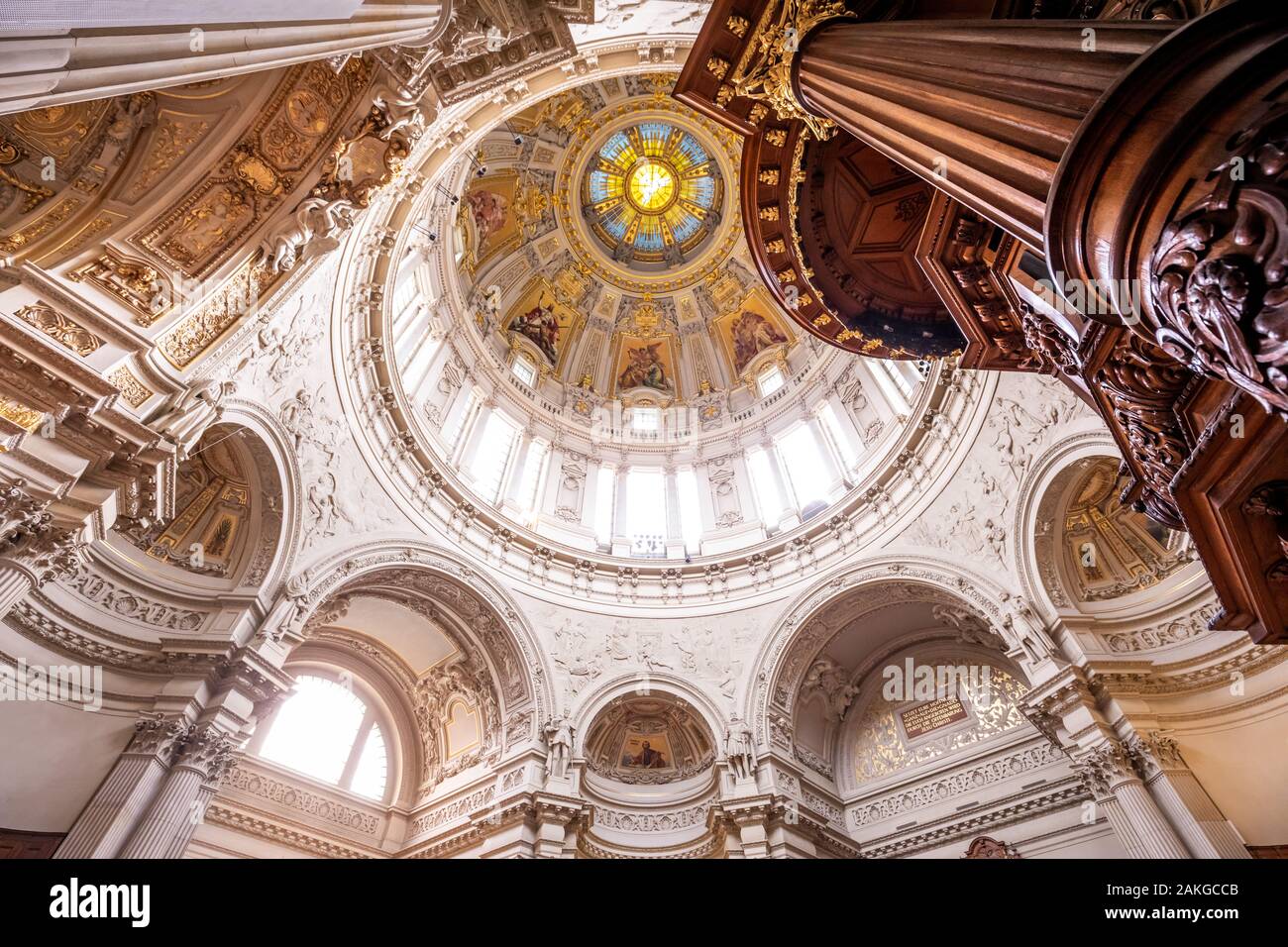 Ampia vista angolare dell'interno della cattedrale di Berlino, con un grande pulpito in legno in primo piano Foto Stock