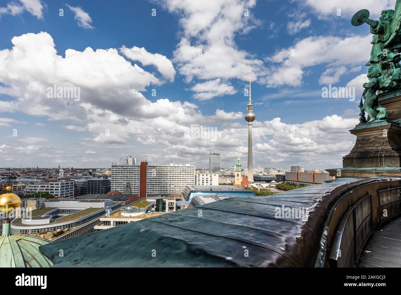 Il paesaggio urbano di Berlino sotto un impressionante cielo blu con nuvole soffici, come si vede dalla cupola della cattedrale Foto Stock