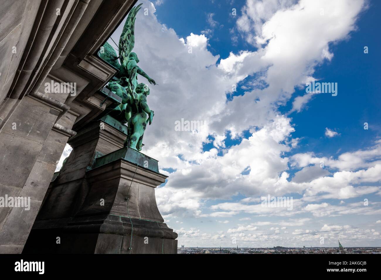 Il paesaggio urbano di Berlino sotto un impressionante cielo blu con nuvole soffici, come si vede dalla cupola della cattedrale Foto Stock