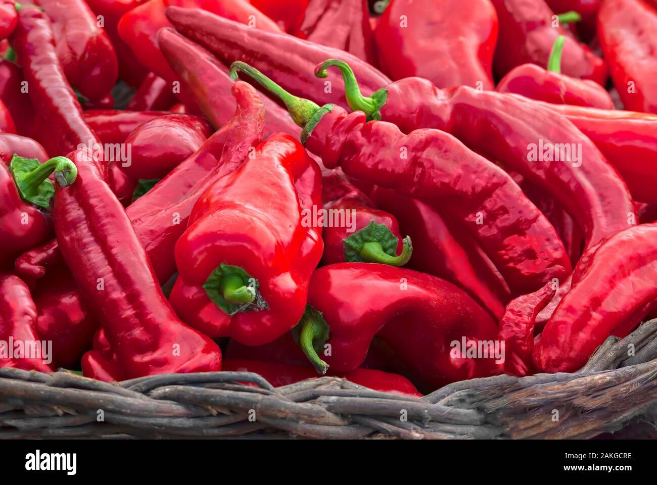 Il peperoncino rosso in un cesto; Foto Stock