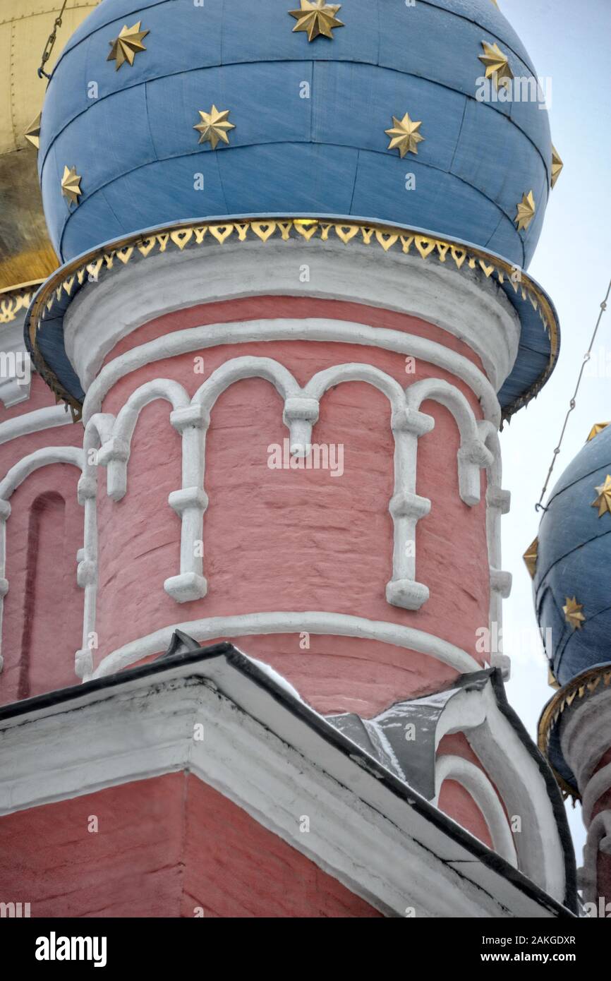 = il tamburo della chiesa di San Giorgio a Pskov Hill in nevicata = vista ravvicinata di un tamburo di luce di uno dei cinque capi della chiesa di San Giorgio a Psko Foto Stock