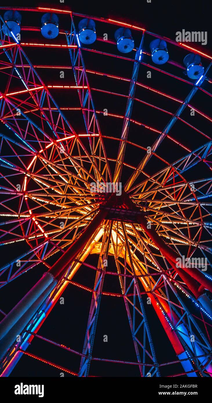 Moderna ruota panoramica Ferris nella notte. Attività per il tempo libero. Foto Stock