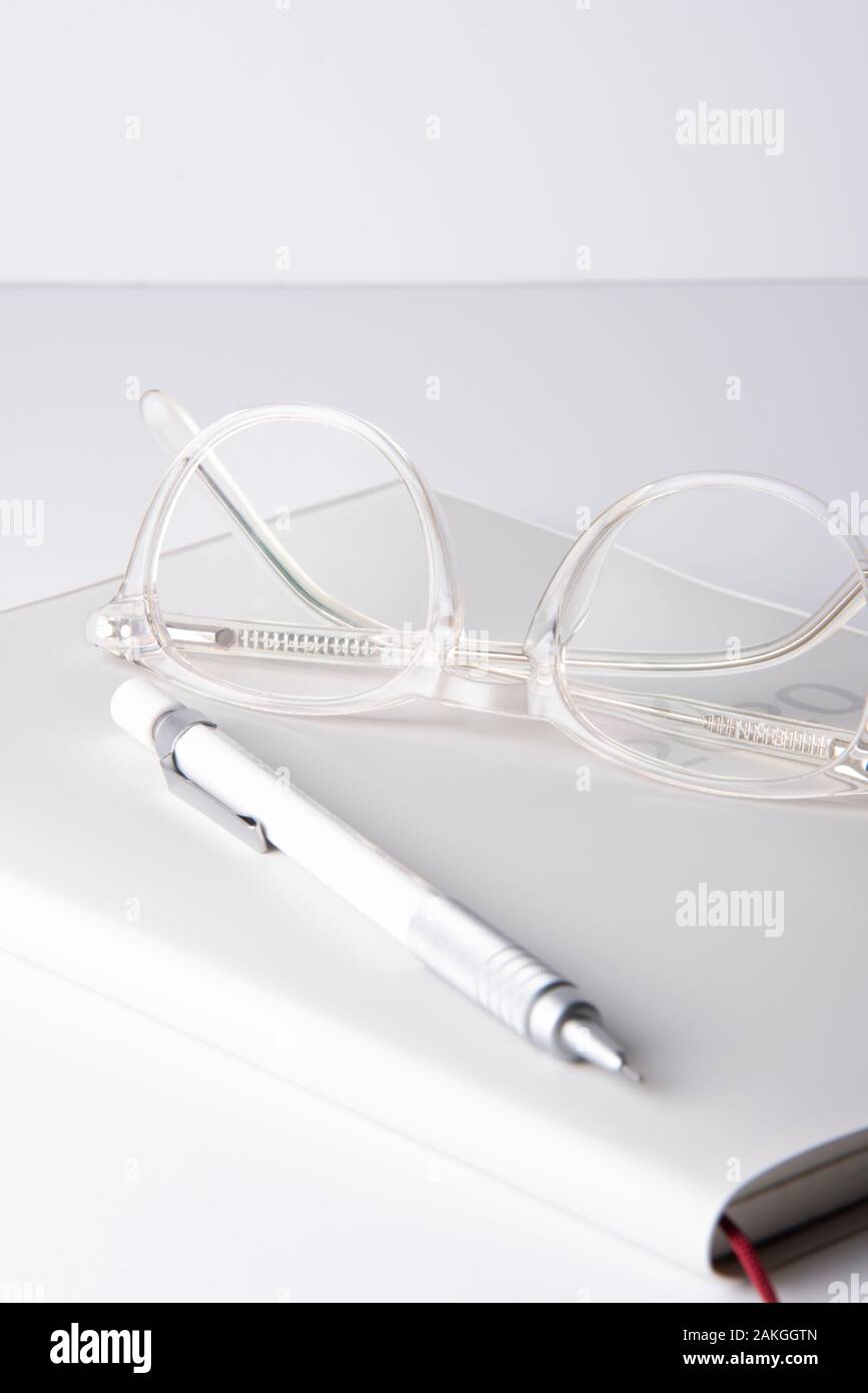 Cancellare gli occhiali e penna su un diario 2020 Foto Stock