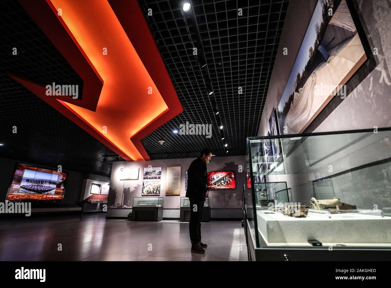 (200109) -- SHENYANG, gen. 9, 2020 (Xinhua) -- Un uomo visiti una mostra tenutasi presso il Cimitero di Guerra di Corea martiri, a Shenyang, a nord-est della Cina di Provincia di Liaoning, Gen 9, 2020. Un totale di 372 reliquie di 24 soldati cinesi che sono morti nel 1950-53 Guerra di Corea sono sul display di Shenyang. Il 24 martiri sono tra 599 soldati i cui resti sono stati inviati dalla Repubblica di Corea e reburied nel cimitero dal 2014. La maggior parte delle voci sul display sono bollitori, elmetti di acciaio e calzature in gomma. (Xinhua/Pan Yulong) Foto Stock