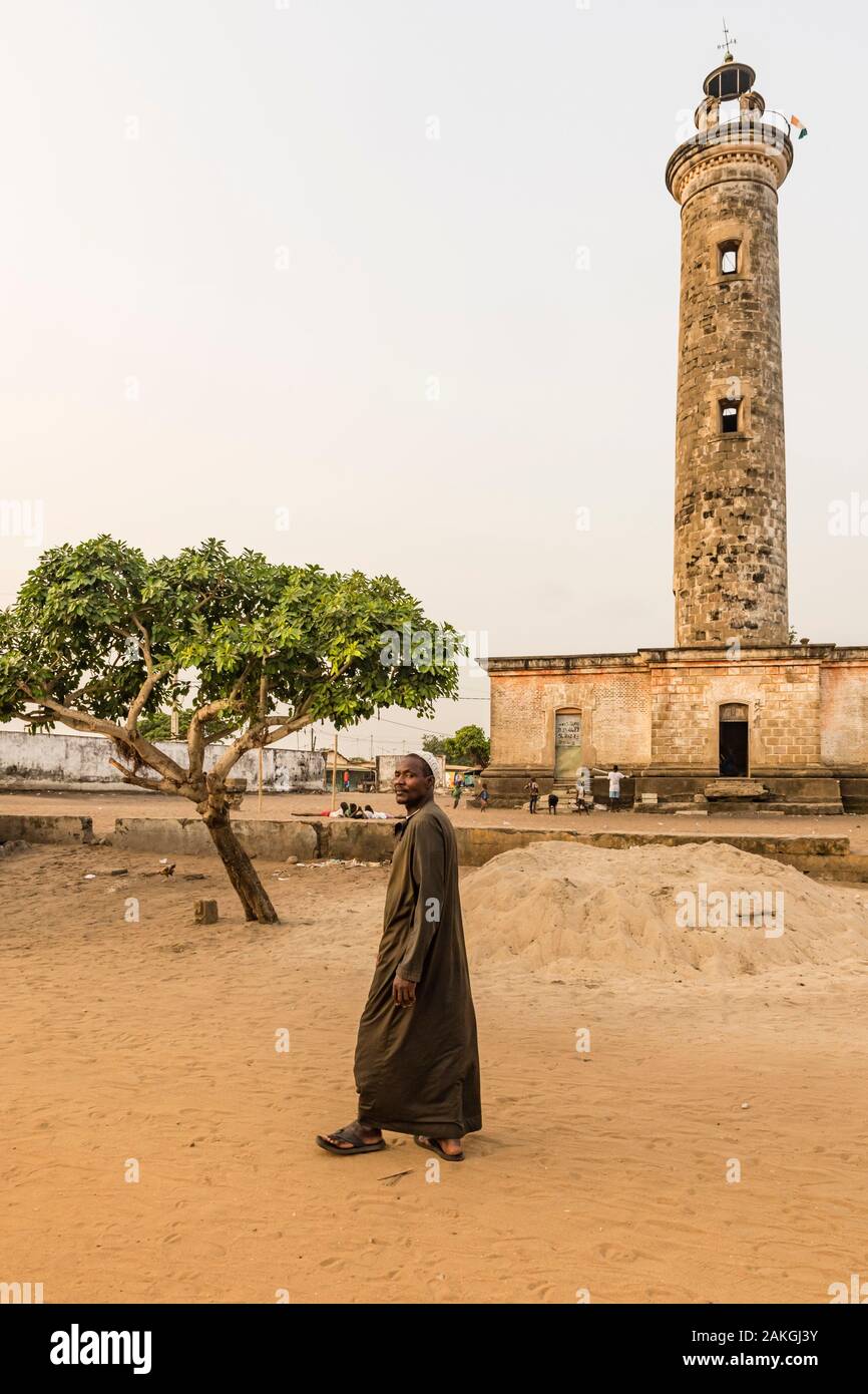 La Costa d Avorio, Grand Bassam,l'uomo a piedi nella parte anteriore del faro Foto Stock