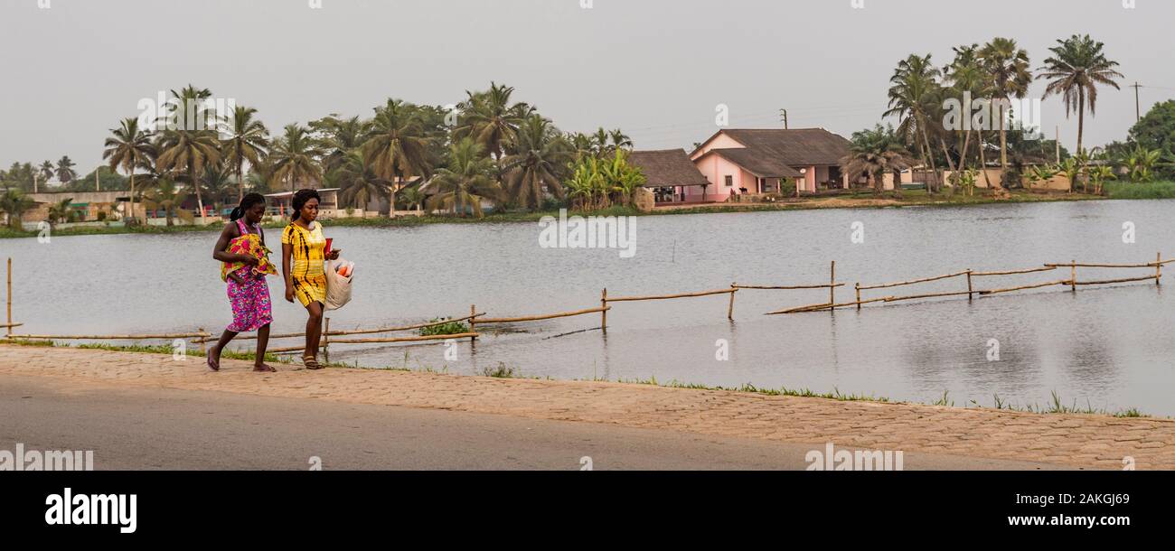 La Costa d Avorio, Grand Bassam, le donne a piedi nella parte anteriore della laguna Foto Stock