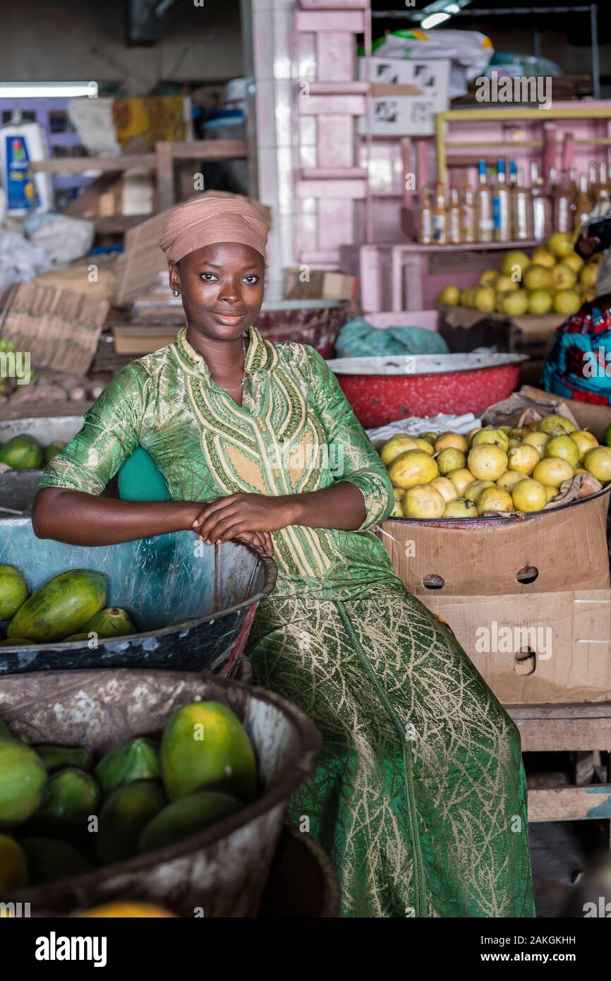 La Costa d Avorio, Abidjan, Treichville mercato,commessa di frutta Foto Stock