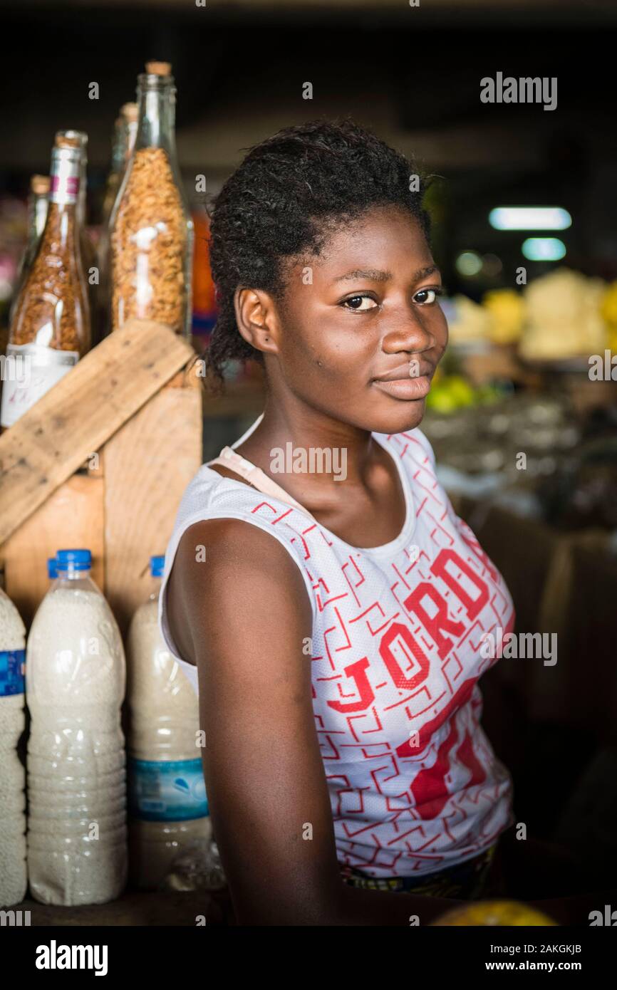 La Costa d Avorio, Abidjan, Treichville mercato, commessa Foto Stock