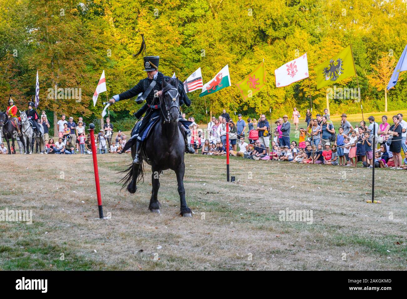 Francia, Yvelines (78), les Mesnuls, Les Mesnuls castlle,Giornata del Patrimonio 2019, uomo a cavallo in costume e mostra la sua spada specialità durante una ricostruzione storica Foto Stock