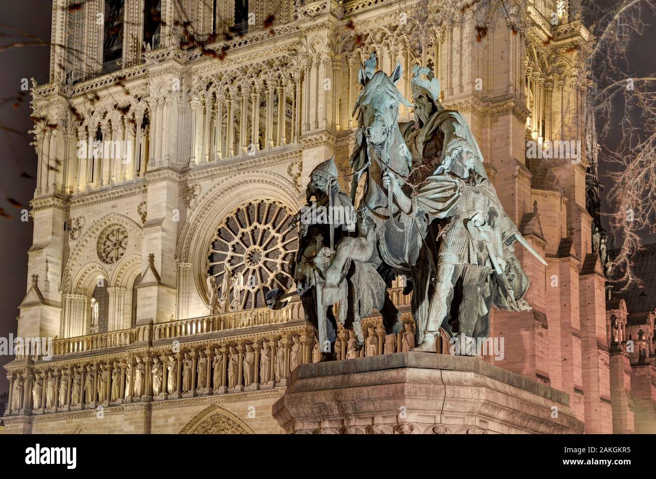 Francia, Parigi, Ile de la Cite, la cattedrale di Notre Dame de Paris la statua di Carlo Magno nel sagrato Foto Stock