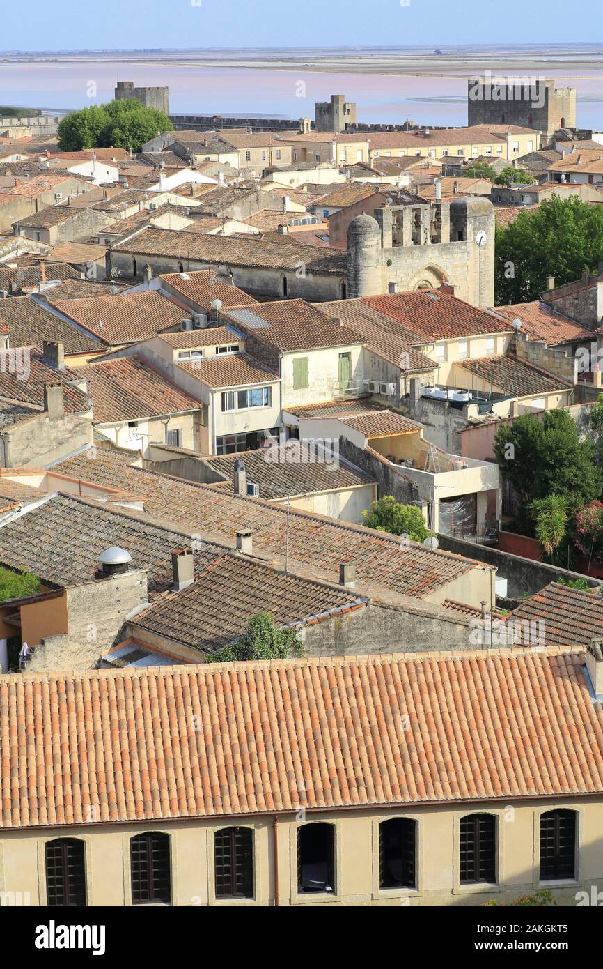 Francia, Gard, Petite Camargue, Aigues-Mortes, vista generale della città con i suoi bastioni e a fondo le Marais de Peccais (Salins du Midi) Foto Stock