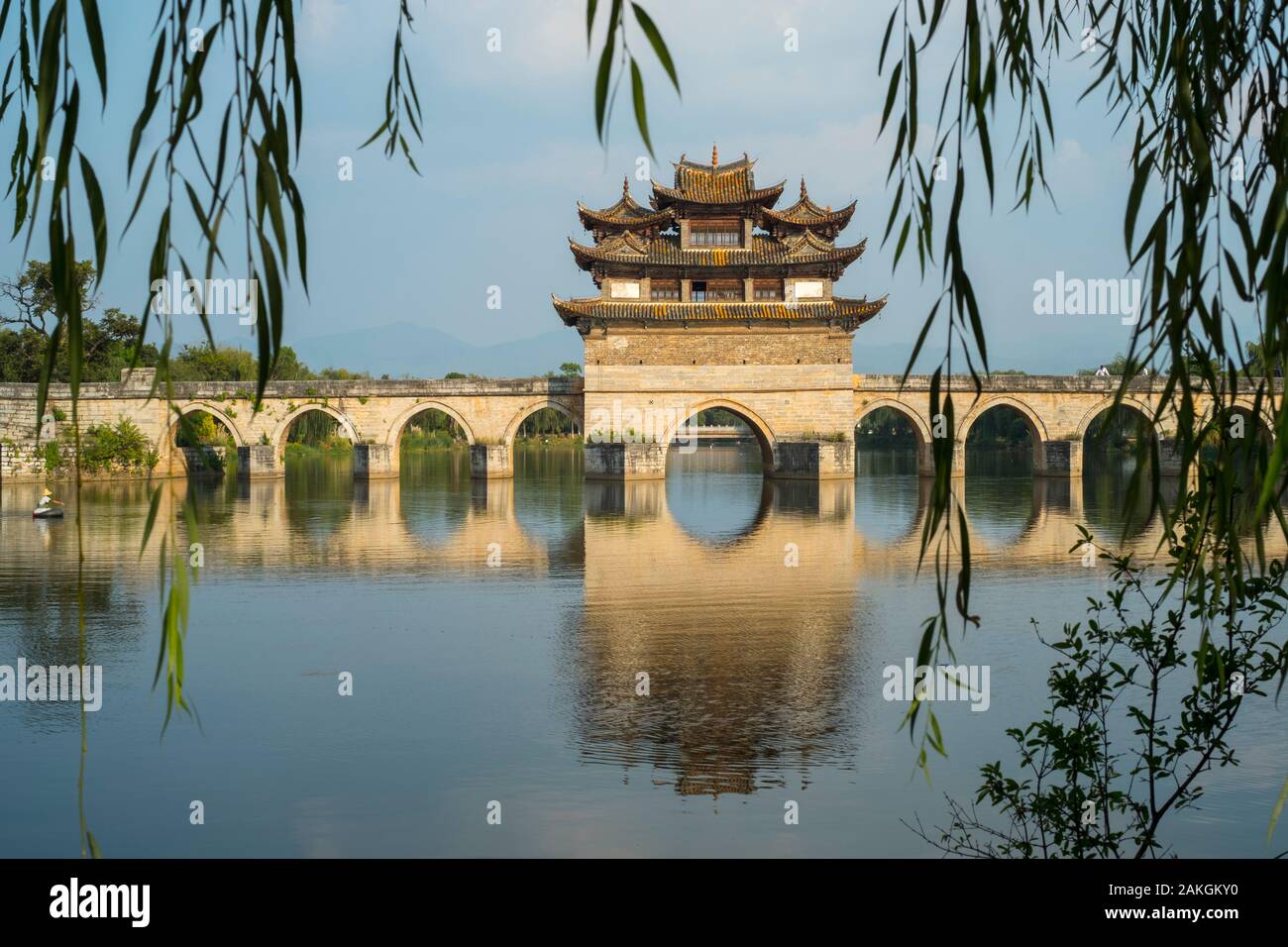 L antico ponte Shuanglong (Twin Dragon ponte) di Jianshui, Honghe, Yunnan in Cina. Foto Stock