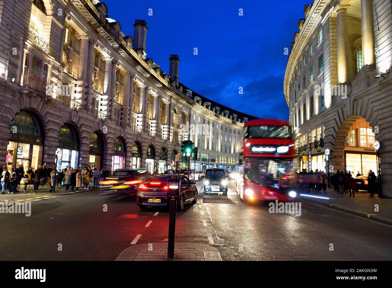 Regno Unito, Londra, Regent Street, bus rosso a due piani Foto Stock
