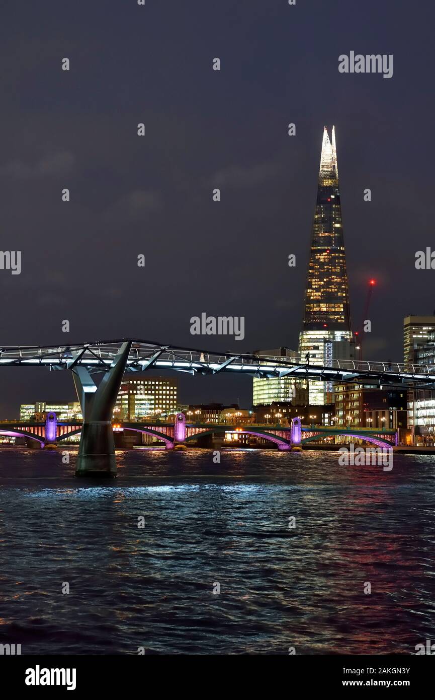 Regno Unito, Londra, il Millennium Bridge, Southwark Bridge e la Shard, il più alto nella torre di Londra in background di Renzo Piano Foto Stock