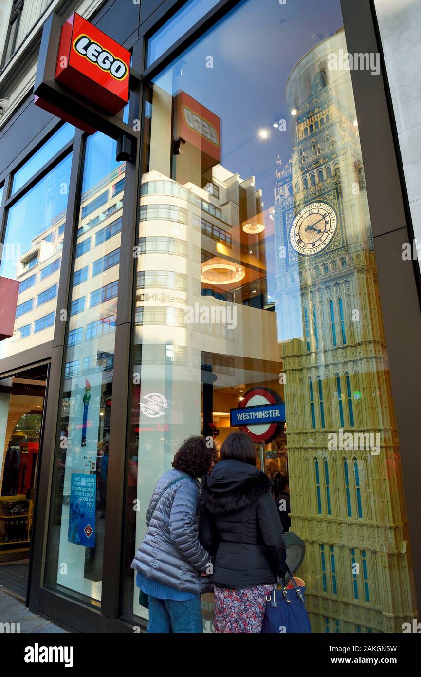 Regno Unito, London, West End, negozio Lego su Leicester Square, il Big Ben ricostruita in Lego in vetrina Foto Stock