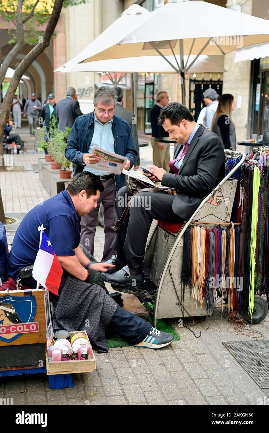 Il Cile, Santiago de Chile, shoshine ragazzo su Bandera street Foto Stock