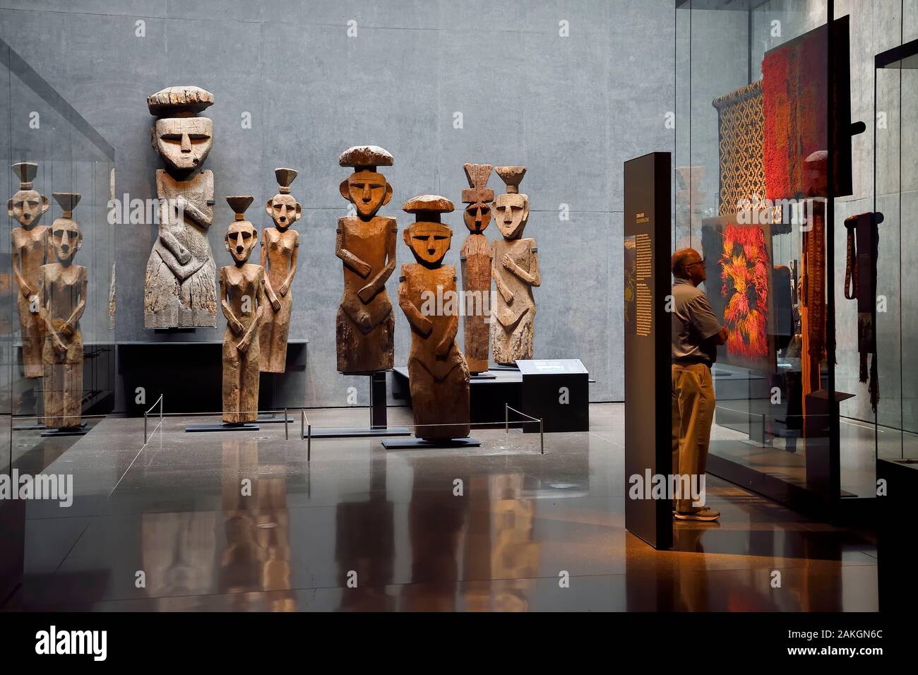 Il Cile, Santiago de Chile, cileno museo di arte pre-colombiana, Chemamull, Mapuche statue in legno che utilizzate per essere collocato sulla sommità di tombe Foto Stock