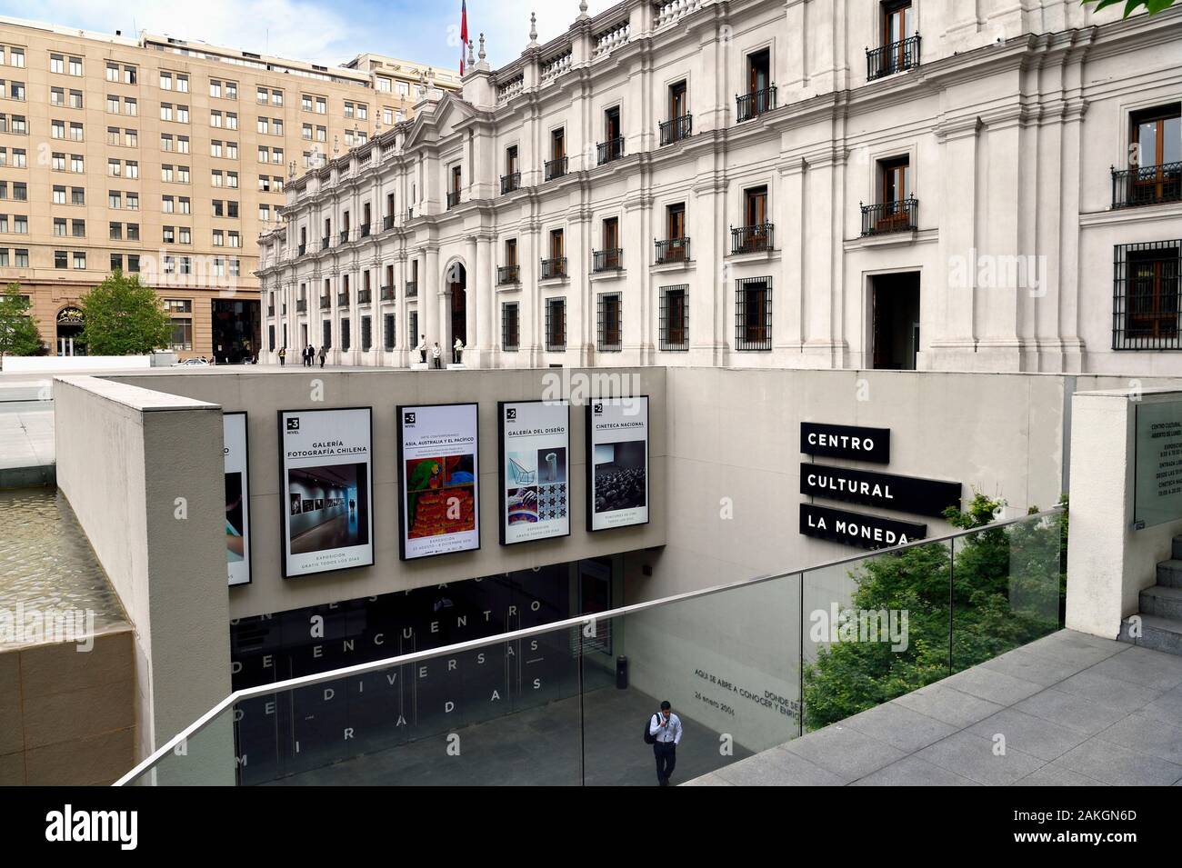 Il Cile, Santiago del Cile, il centro culturale Palacio La Moneda sotto la Plaza de la Ciudadania, il Palacio de la Moneda o la Moneda, sede della Presidenza della Repubblica del Cile Foto Stock