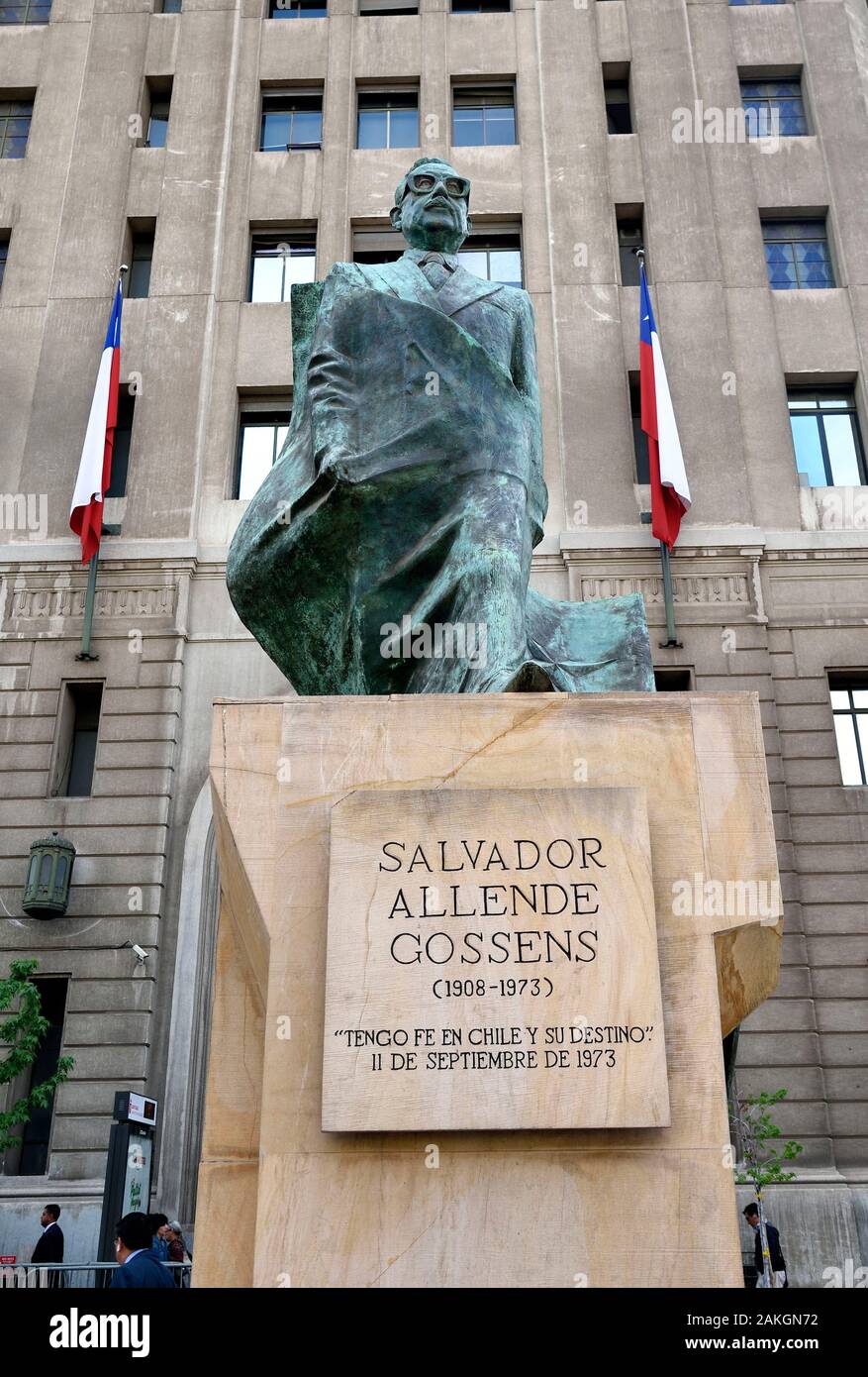 Il Cile, Santiago de Chile, Plaza de la Costituzione, Salvador Allende statua Foto Stock