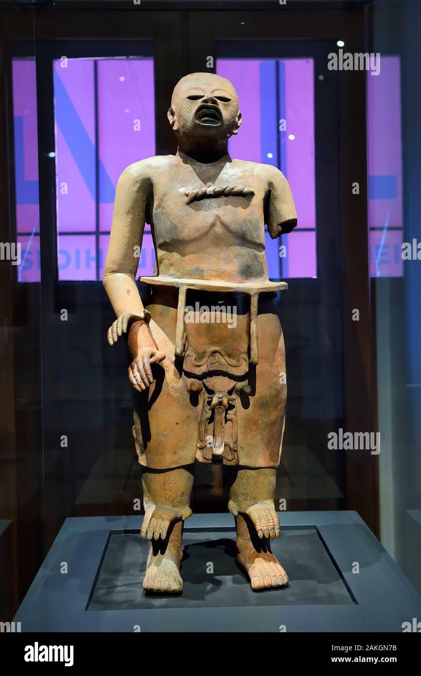 Il Cile, Santiago de Chile, cileno museo di arte pre-colombiana, Maya statua (300-900 AD) da veracruz (Golfo del Messico) che è una figura di un godbearing una pelle di scimmia antenato di Xipe Totec Foto Stock