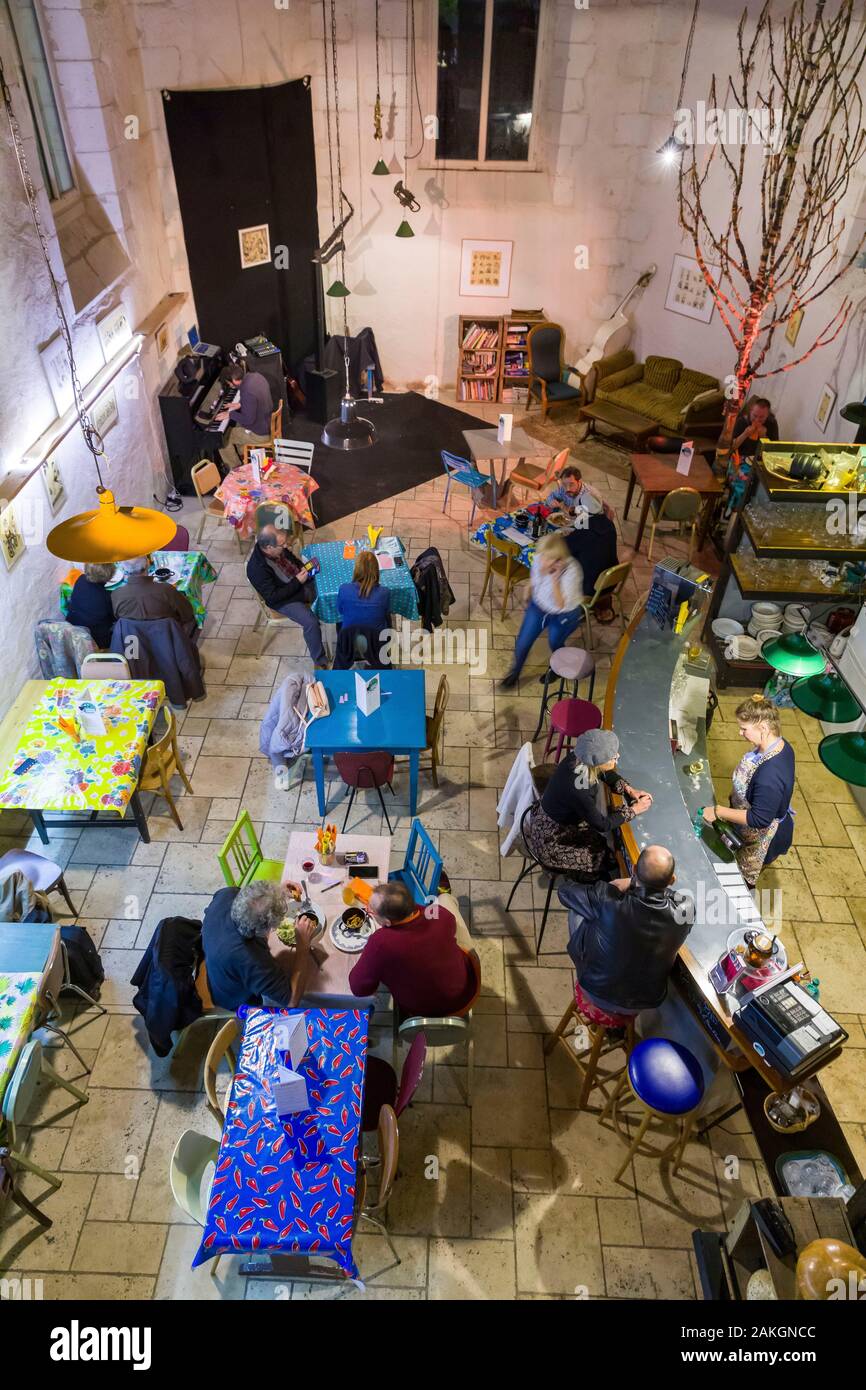 Francia, Indre et Loire, Champigny sur Veudes, antica cappella trasformata in un bar Foto Stock