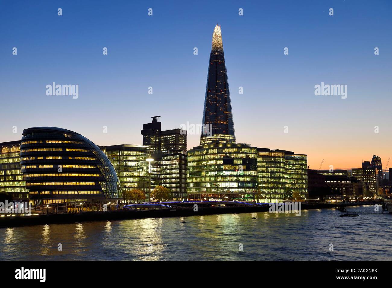 Regno Unito, Londra, distretto di Southwark, Londra London Bridge quarter, il Municipio dall'architetto Norman Foster, più lo sviluppo di Londra e la Shard London Bridge Tower dall'architetto Renzo Piano, il più alto nella torre di Londra Foto Stock