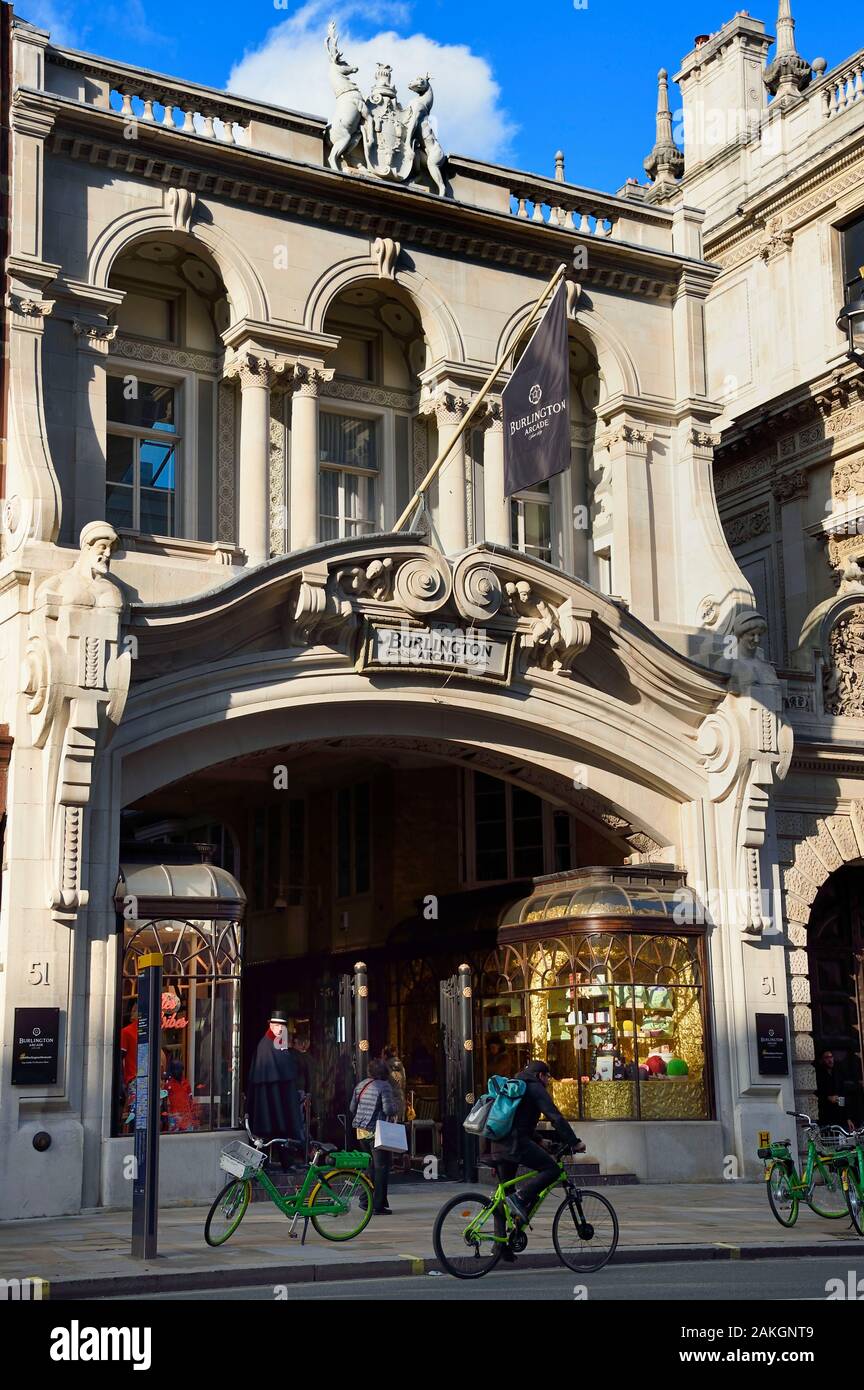 Regno Unito, Londra, quartiere di Mayfair, Burlington Arcade e una galleria commerciale coperta che corre dietro a Bond Street da Piccadilly attraverso a Burlington Gardens Foto Stock