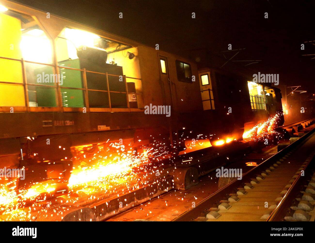 (200109) -- Shanghai, gen. 9, 2020 (Xinhua) -- una rotaia smerigliatrice opere su Nanjing-Hangzhou ad alta velocità ferroviaria il 9 gennaio, 2020. I lavoratori di China Railway Shanghai Bureau Group Co., Ltd. condotta manutenzione ferroviaria di notte per garantire la sicurezza della rete ferroviaria ad alta velocità delle operazioni. (Xinhua/Chen Fei) Foto Stock