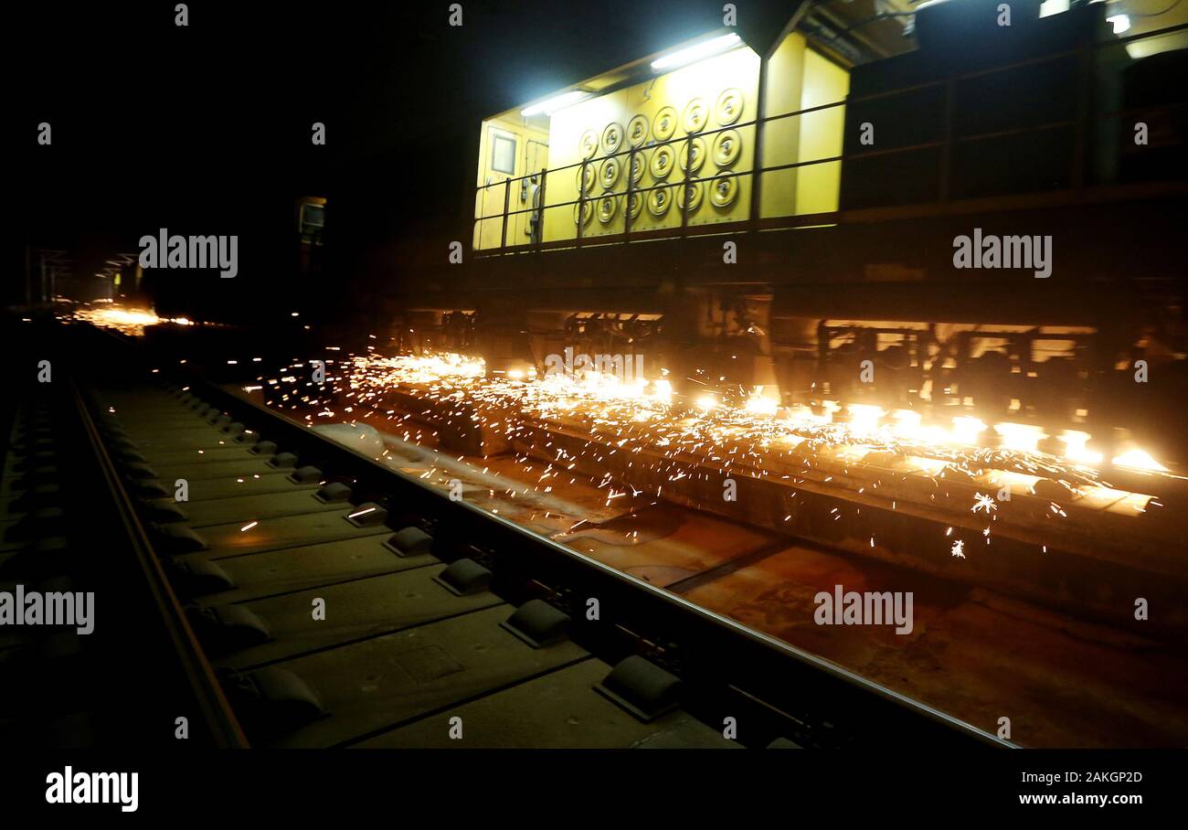 (200109) -- Shanghai, gen. 9, 2020 (Xinhua) -- una rotaia smerigliatrice opere su Nanjing-Hangzhou ad alta velocità ferroviaria il 9 gennaio, 2020. I lavoratori di China Railway Shanghai Bureau Group Co., Ltd. condotta manutenzione ferroviaria di notte per garantire la sicurezza della rete ferroviaria ad alta velocità delle operazioni. (Xinhua/Fang Zhe) Foto Stock