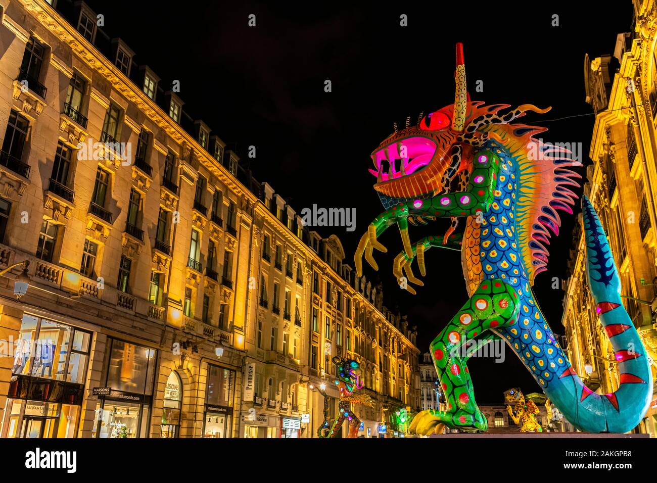 Francia, Nord, Lille, Rue Faidherbe, esposizione di sculture monumentali di Alebrijes (arte popolare messicana sculture) Foto Stock