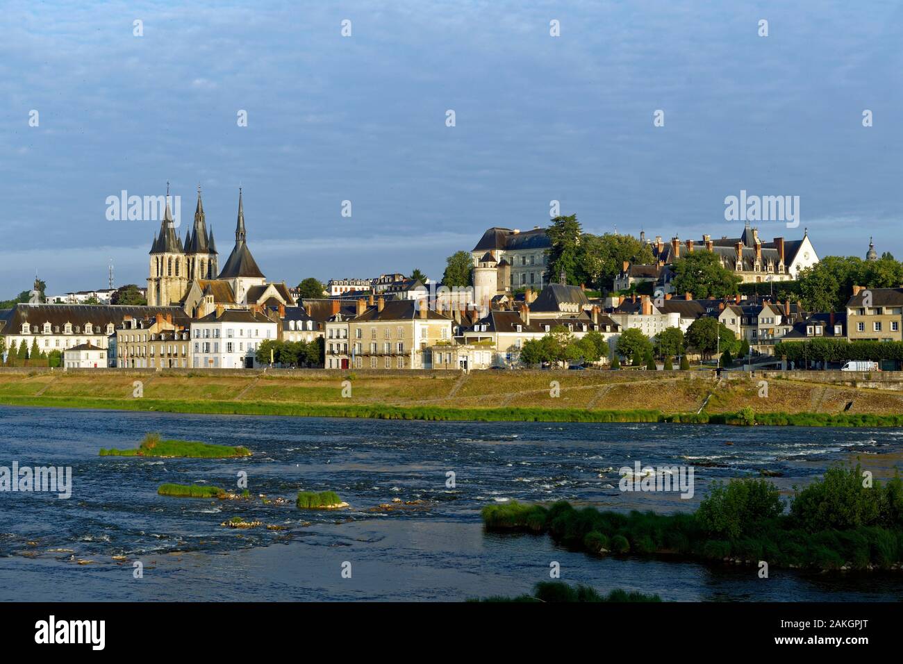 Francia, Loir et Cher, Valle della Loira sono classificati come patrimonio mondiale dall' UNESCO, Blois, fiume Loira quays con il castello e la chiesa Saint Nicolas Foto Stock