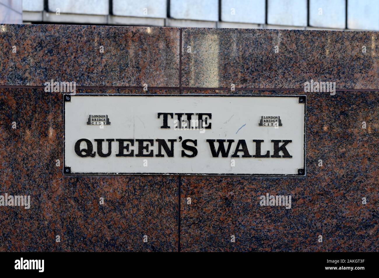 La Queen's Walk è una passeggiata situata sulla riva meridionale del Tamigi a Londra, Inghilterra, tra il Lambeth Bridge e il Tower Bridge, Regno Unito Foto Stock