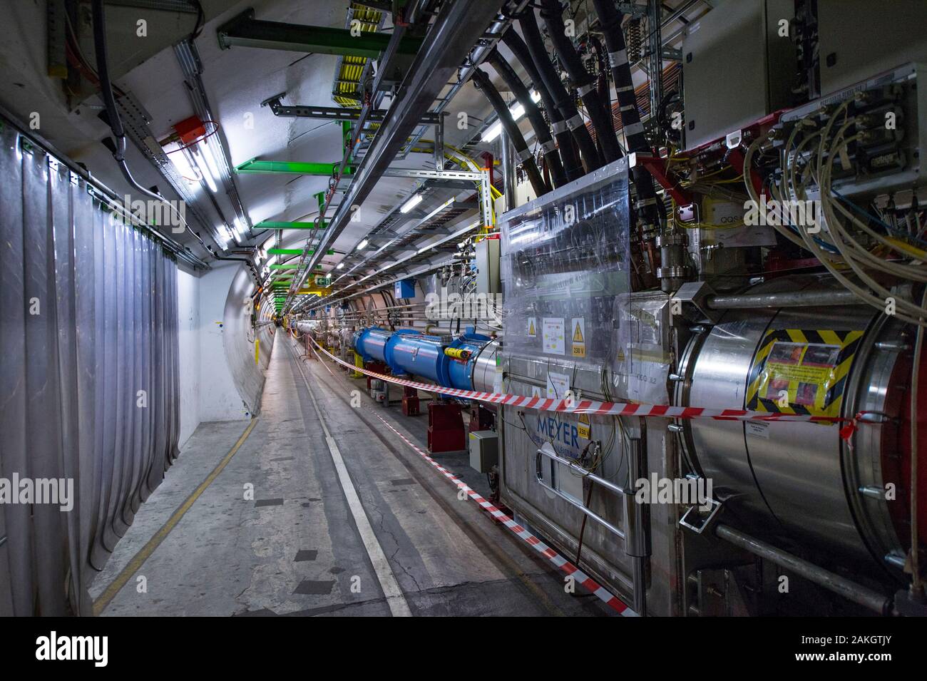 Francia, Svizzera, Cern, aprire lo sportello e visita al 26.659 km tunnel di alloggiamento del LHC acceleratore di particelle: Large Hadron Collider il tubo contiene il superconduttore elettromagneti Foto Stock