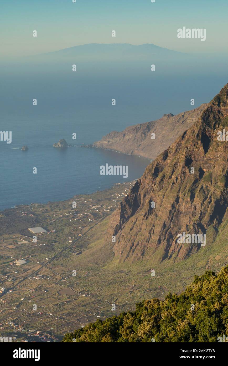 Spagna Isole Canarie El Hierro Island, La Frontera vista in elevazione del la Frontera town e caldera dall'autostrada HI 1, tramonto Foto Stock