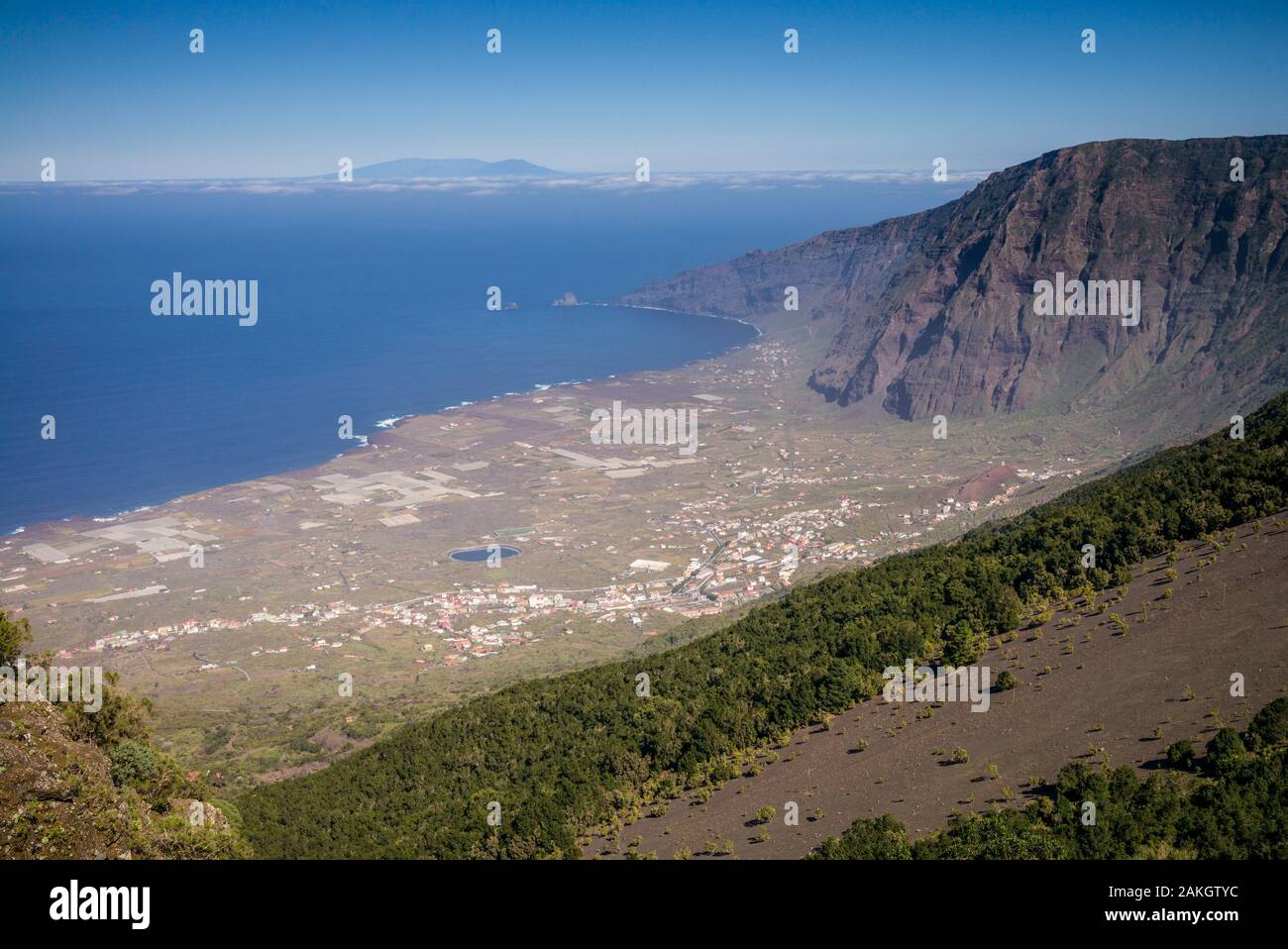 Spagna Isole Canarie El Hierro Island, La Frontera vista in elevazione del la Frontera città e caldera vulcanica dall'autostrada HI 1 Foto Stock