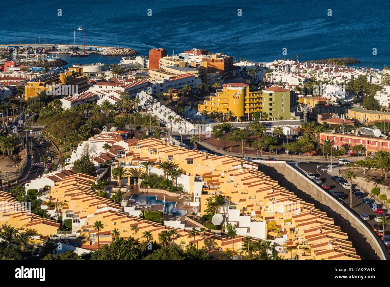 Spagna Isole Canarie isola di Tenerife Playa de Las Americas, vista in elevazione della zona di villeggiatura, mattina Foto Stock