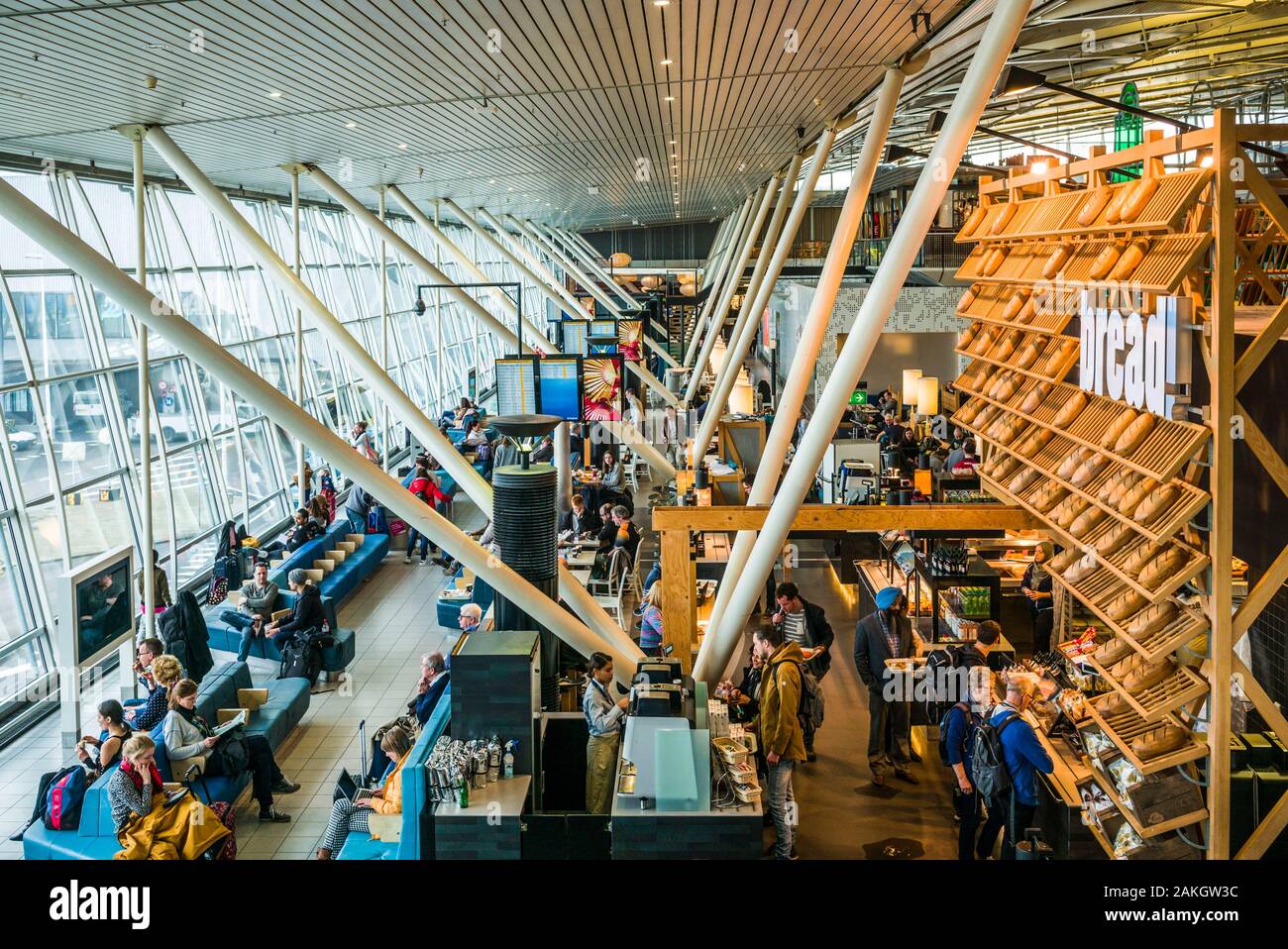 Paesi Bassi, Amsterdam, all'aeroporto di Schiphol, vista in elevazione del terminal internazionale foodcourt Foto Stock