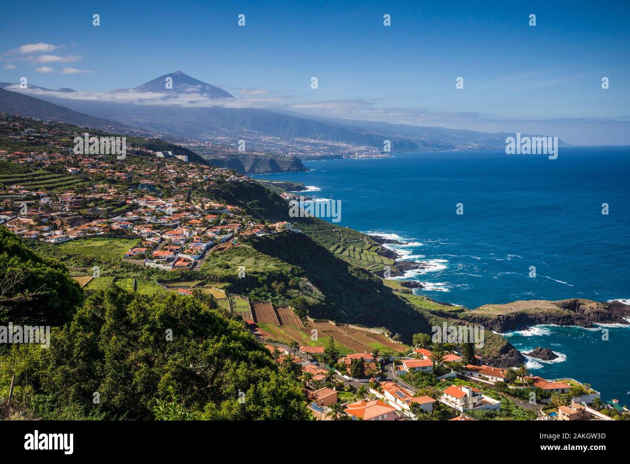 Spagna Isole Canarie Tenerife Island, El Sauzal, vista in elevazione della west coast e El Teide Mountain Foto Stock