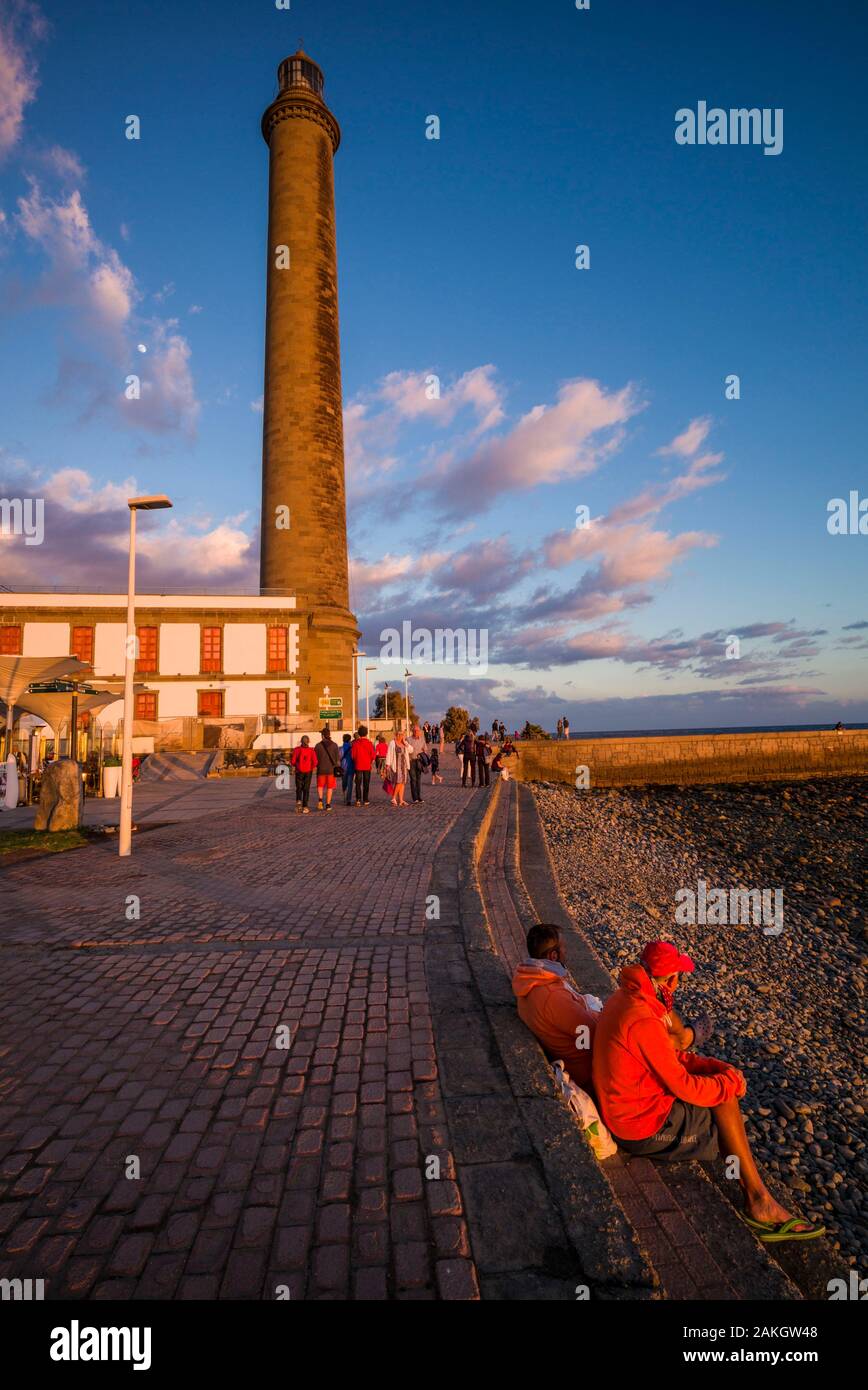 Spagna isole canarie Gran Canaria Island, Maspalomas, faro di Maspalomas, tramonto con i visitatori Foto Stock