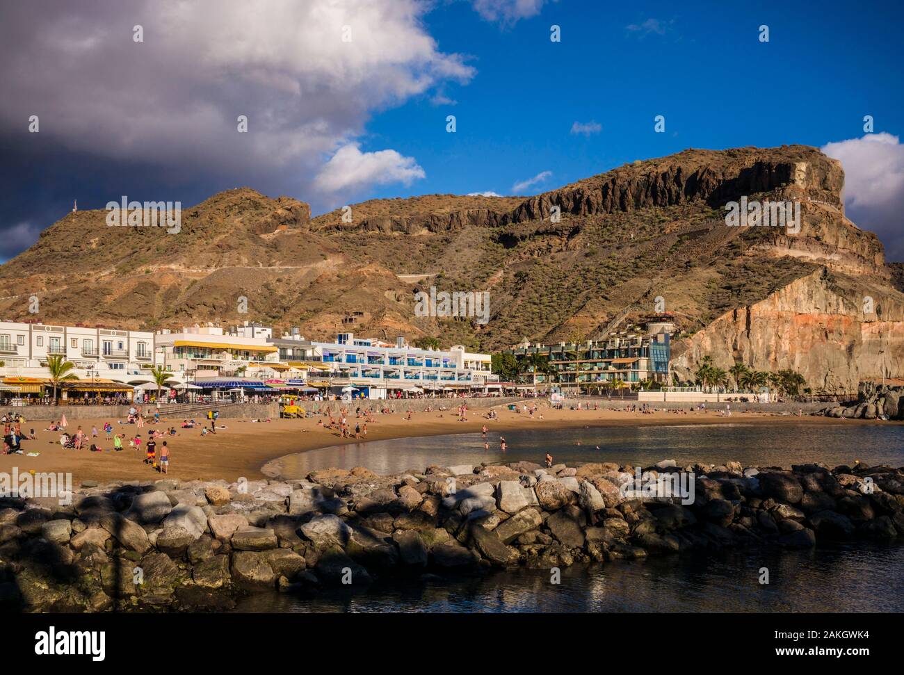 Spagna isole canarie Gran Canaria Island, Puerto de Mogan, spiaggia con i visitatori Foto Stock